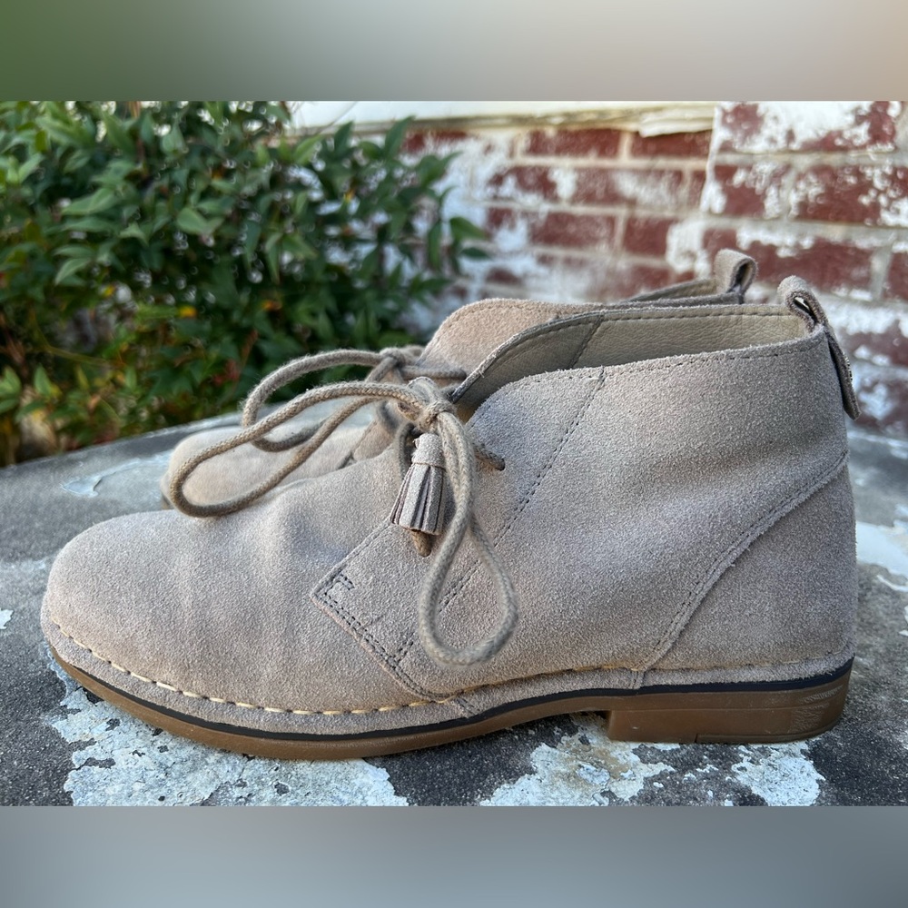 Tommy Bahama Evert Taupe Suede Leather Chukka Desert Boots Womens Size 8.5
